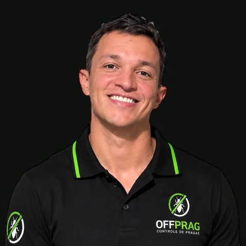 Guilherme, químico da OFFPRAG, de uniforme da empresa